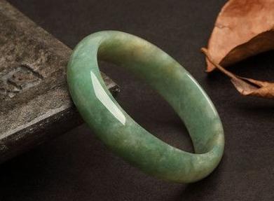 翡翠白月光手镯会变种吗,糯种翡翠手镯戴久会变透吗？