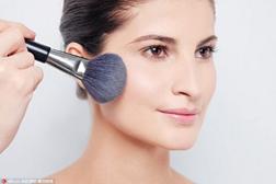 有哪些化妆的小技巧，有什么技巧能够在化妆时增强肌肤的光泽感和通透感