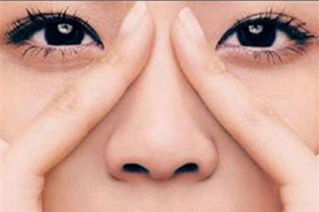 鼻翼肥大怎么变小按摩:鼻翼肥大怎么按摩变小视频 怎样使鼻翼变小?不整容，不化妆遮？