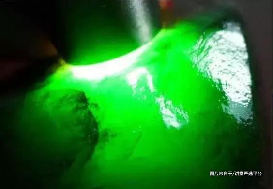 翡翠原石打灯荧光图解,翡翠原石的打灯主要是为了看什么？