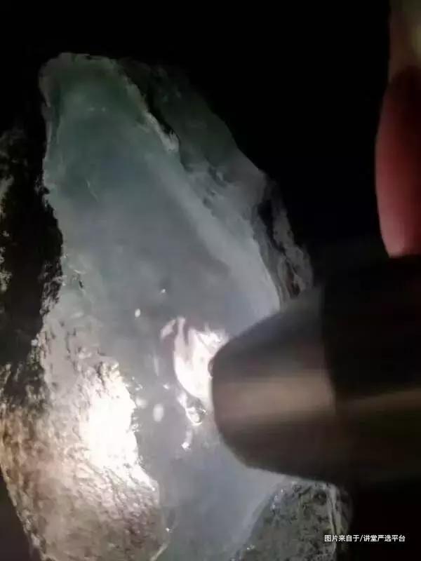 翡翠原石打灯荧光图解,翡翠原石的打灯主要是为了看什么？