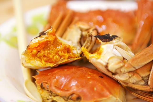 螃蟹都有哪些美味吃法，吃螃蟹的时候，喝什么茶比较好？螃蟹有哪些比较美味的做法？