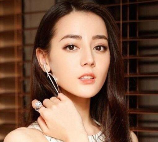 金晨整容呀对比:又有一女孩花百万整成迪丽热巴，大家怎么看待整容？