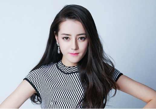 金晨整容呀对比:又有一女孩花百万整成迪丽热巴，大家怎么看待整容？