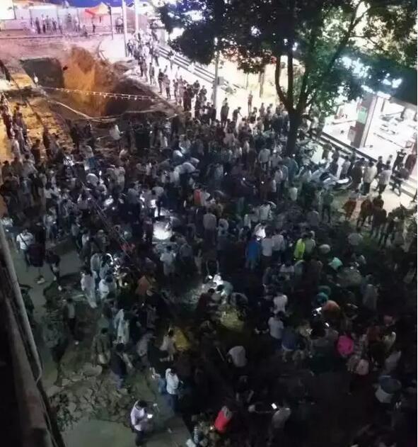 玉石在哪里挖,云南腾冲现挖翡翠一条街，挖到就是宝贝吗？