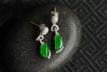 年轻人戴翡翠老气吗,佩戴翡翠是不是说明自己年纪大了？