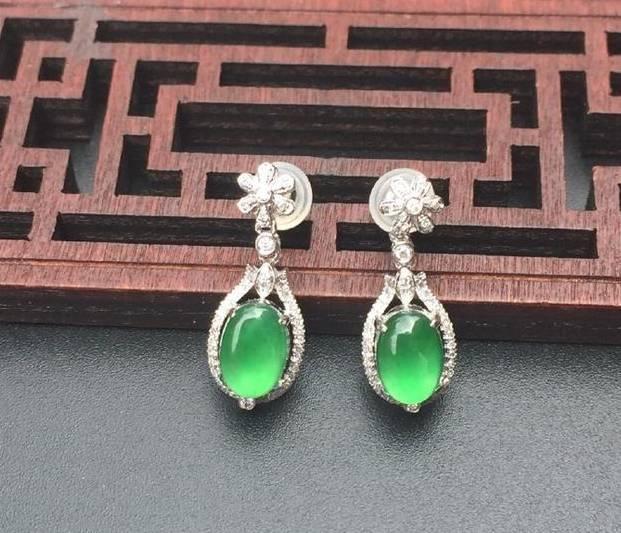 年轻人戴翡翠老气吗,佩戴翡翠是不是说明自己年纪大了？