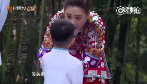 应采儿妈妈:应采儿晒《爸哪》妈妈团合影，哪个妈妈保养最好？