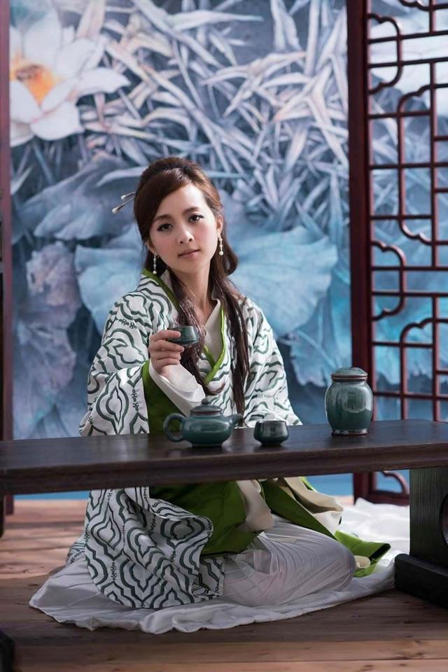 天净沙是曲牌名    春是题目   这是小令吗？