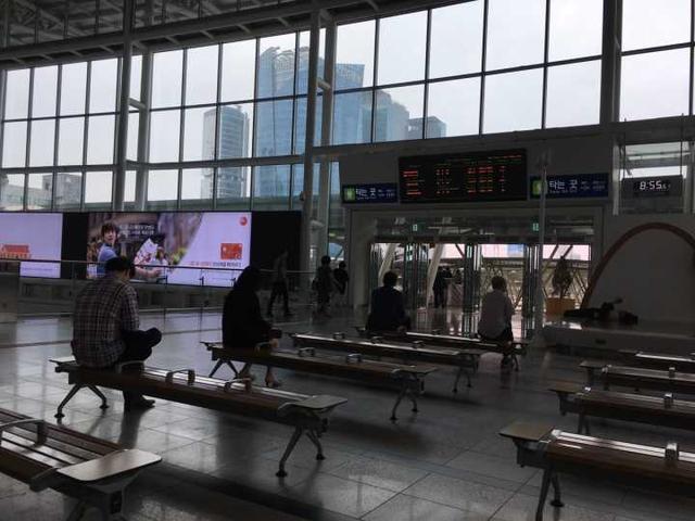 釜山行哪里可以看:釜山行火车上第一个变丧尸的女的是怎么感染的？