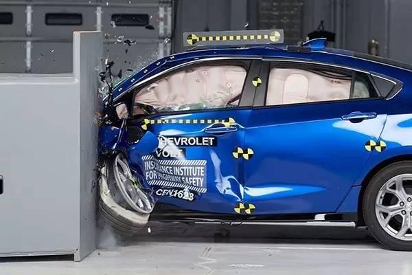 新能源车安全吗，新能源车那么多，都经过安全碰撞测试吗？