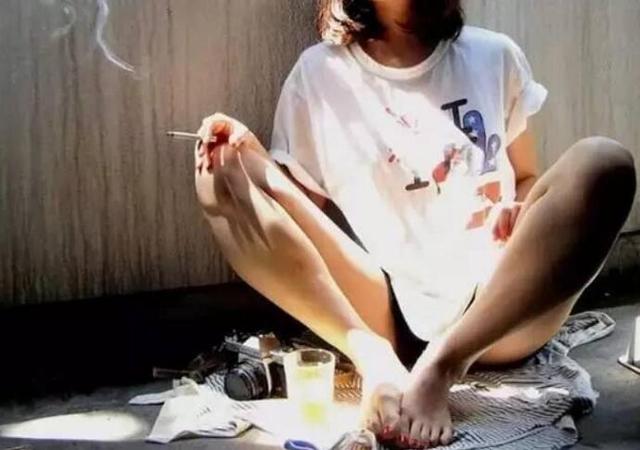 <a href=https://maguai.com/list/256-0-0.html target=_blank class=infotextkey>朋友圈</a>背景图伤感:女人换头像是在暗示什么吗？