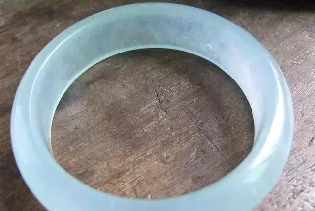 翡翠怎么看真假,喜欢翡翠但是担心买到假的，要如何辨别？