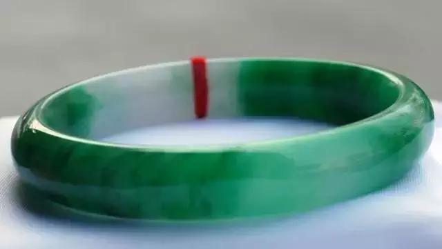 鉴定翡翠真假小妙招,翡翠拍照片能看出真假吗？怎么鉴定？