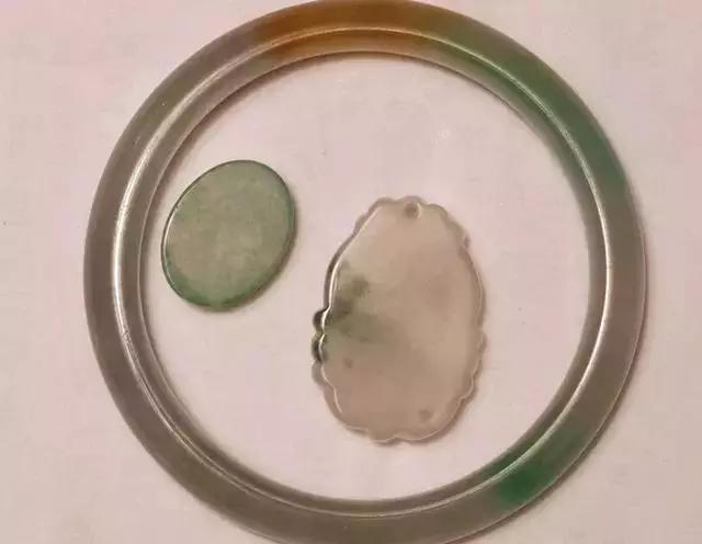 翡翠怎么看真假,喜欢翡翠但是担心买到假的，要如何辨别？