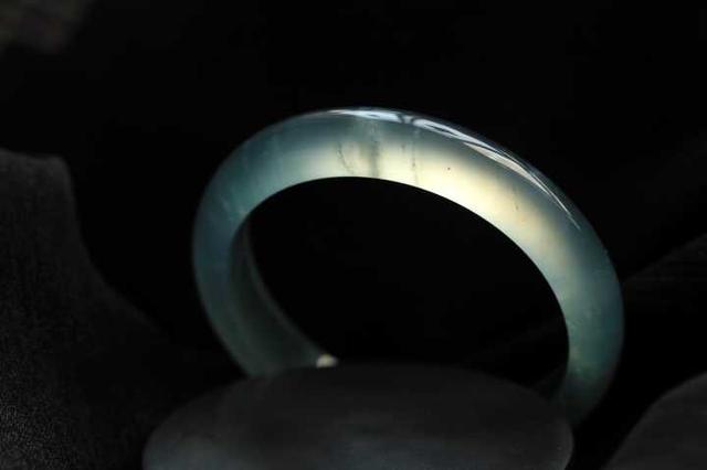 1万左右的翡翠手镯怎么挑选,这个翡翠镯子，一万值不值？