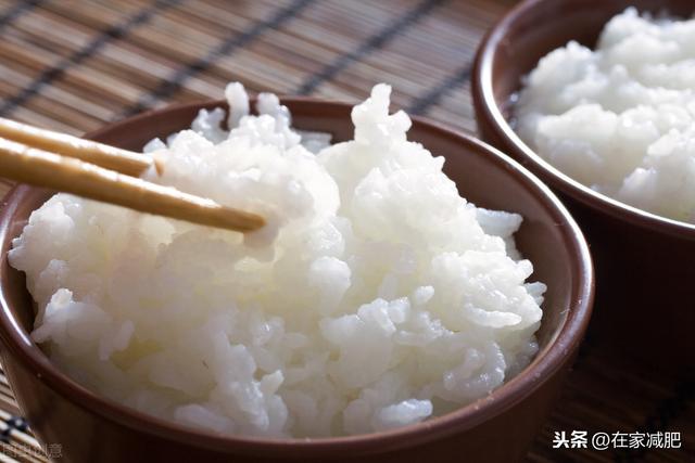 米饭怎么吃不容易长胖，据说吃米饭比吃菜更容易发胖，是这样吗？