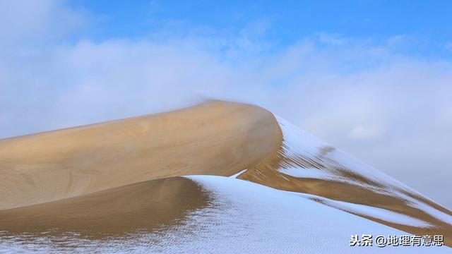 骆驼在撒哈拉沙漠雪中漫步:撒哈拉沙漠近日近40年一遇的大雪说明什么？