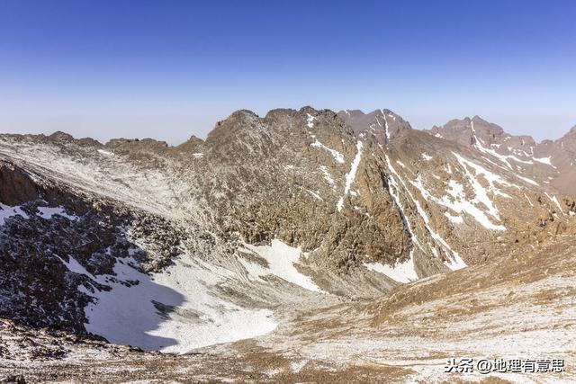 骆驼在撒哈拉沙漠雪中漫步:撒哈拉沙漠近日近40年一遇的大雪说明什么？