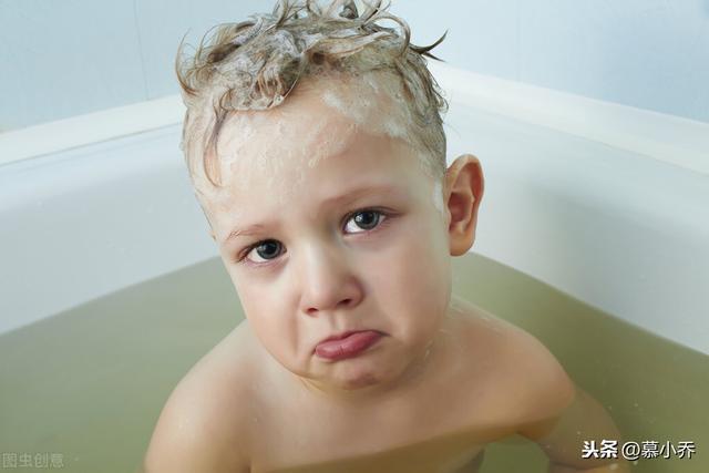 孩子不爱洗澡怎么办，2岁宝宝不愿意洗澡，怎么哄都不听，该怎么办？