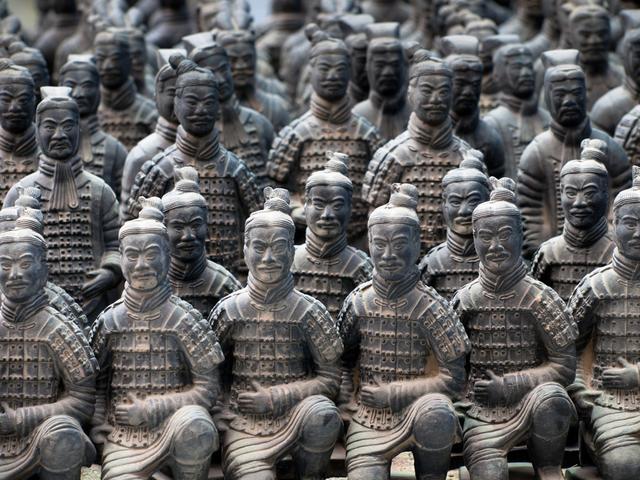 施瓦辛格参观兵马俑:秦始皇为何会建造如此浩大规模的兵马俑呢？