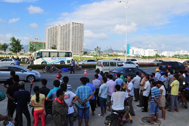 汪峰骑三轮摩托车撞树怎么回事:汪峰开三轮摩托车撞树i 停车等红灯时，被三轮摩托车追尾，对方死亡，该承担什么责任？