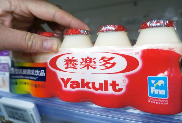 风靡朋友圈的小瓶子:为什么养乐多可以成为同品类中的高价？(养乐多为什么那么贵)