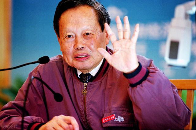 杨振宁简历:杨振宁为什么选择晚年回国了？是美国不好吗？