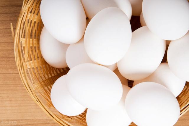 白皮鸡蛋和红皮鸡蛋的区别，白皮鸡蛋和红皮鸡蛋的营养价值有什么区别哪种更好吃