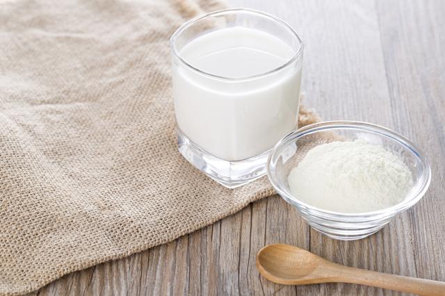 浓缩奶和复原奶有哪些区别，生牛乳和复原乳牛初乳的区别是什么