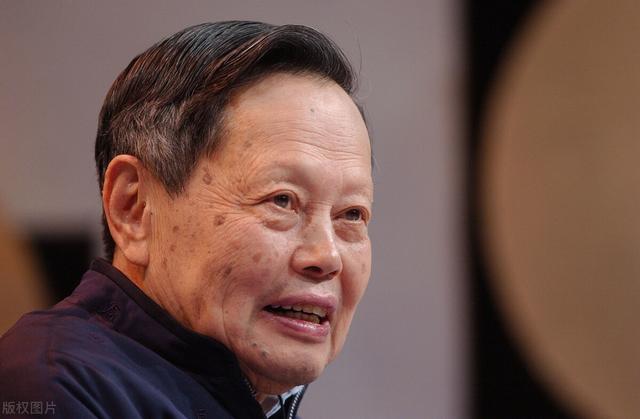 杨振宁简历:杨振宁为什么选择晚年回国了？是美国不好吗？