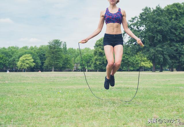 30岁女子每天跳绳1000致骨折，每天坚持跳绳1000个，一个月之后会有什么变化？