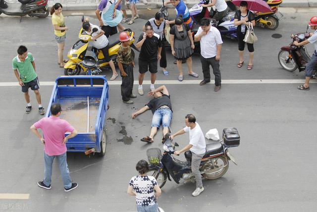 汪峰骑三轮摩托车撞树怎么回事:汪峰开三轮摩托车撞树i 停车等红灯时，被三轮摩托车追尾，对方死亡，该承担什么责任？