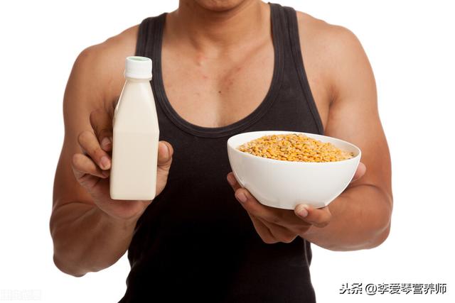 男人喝牛奶能壮阳，男性吃什么能补充雄激素？