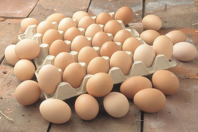 白皮鸡蛋和红皮鸡蛋的区别，鸡蛋为什么有红皮的和白皮的，哪种营养价值高呢？