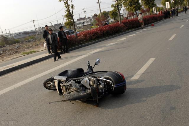 横穿马路碾压身亡:电瓶车横穿马路与小车相撞，两人当场死亡，责任会如何划分