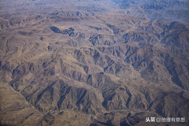 甘肃300公里灵异事件:甘肃的黄土高坡感觉土挺厚的，怎么只有黄土不长树呢？