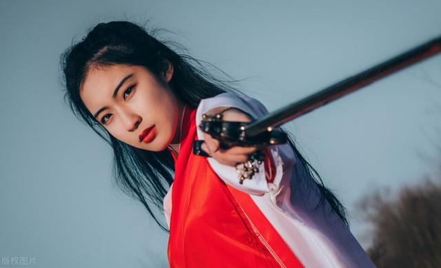 朱茵被:翁美玲和朱茵都扮演过黄蓉，你觉得哪个最美为什么