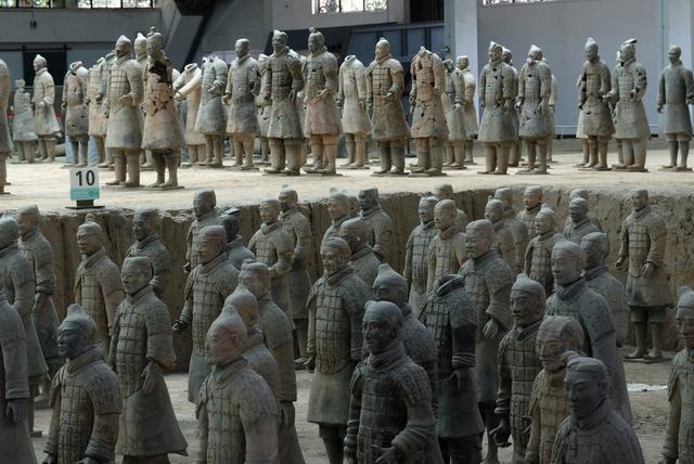 施瓦辛格参观兵马俑:秦始皇为何会建造如此浩大规模的兵马俑呢？