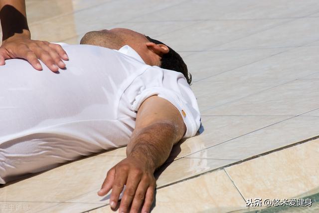 男星肌肉:据说很多肌肉男，运动很多的人短命，是否属实