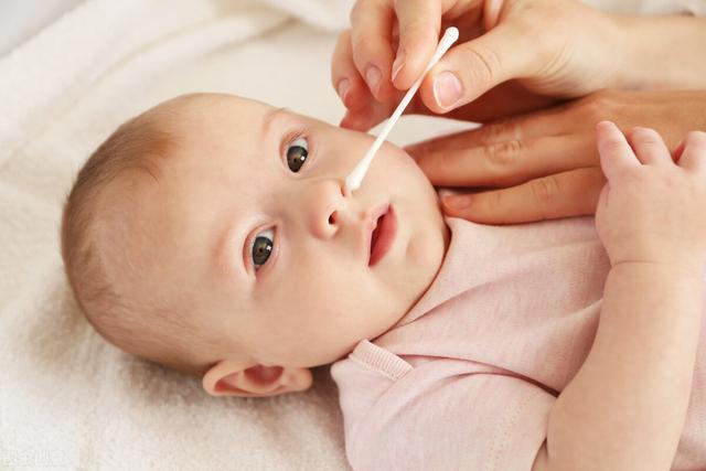 婴儿鼻屎太深怎么清理，新生儿的鼻屎堵住鼻孔怎么处理对宝宝鼻腔没有伤害