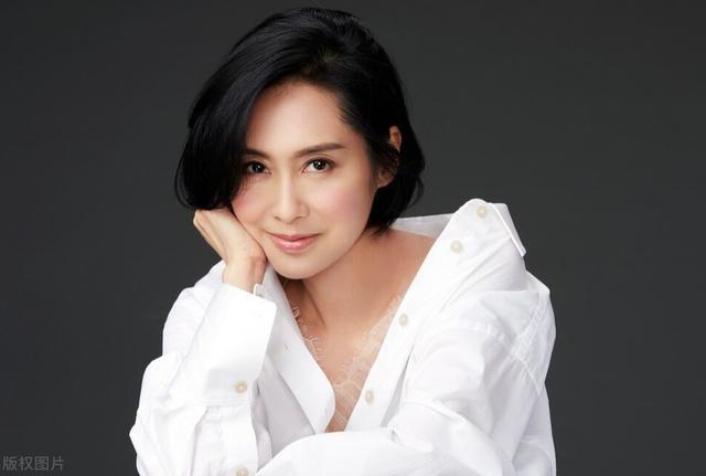 朱茵被:翁美玲和朱茵都扮演过黄蓉，你觉得哪个最美为什么