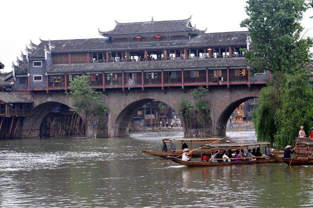 凤凰古城在湖南哪个市，湖南西部的小城市凤凰为什么会成为中国历史文化名城