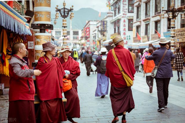 新疆为什么那么神秘，为什么感觉去西藏旅游的人比去新疆多，新疆旅游有哪些局限性呢
