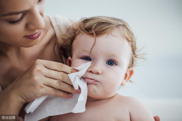 小孩流口水是什么原因:孩子老是流口水是什么原因呢? 小孩子嘴里流口水是怎么回事？