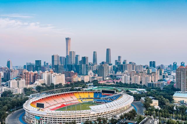 北京海淀一个公司挖我,月薪税后两万七左右,该去吗？在北京足够日常生活吗？