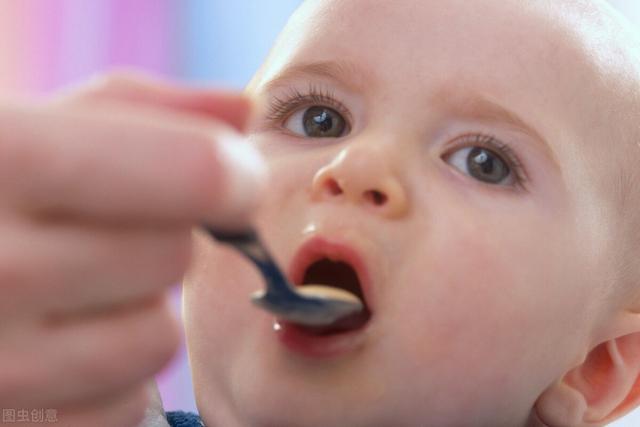 六个月宝宝喂食时间:六个月的孩子一天加几遍辅食？