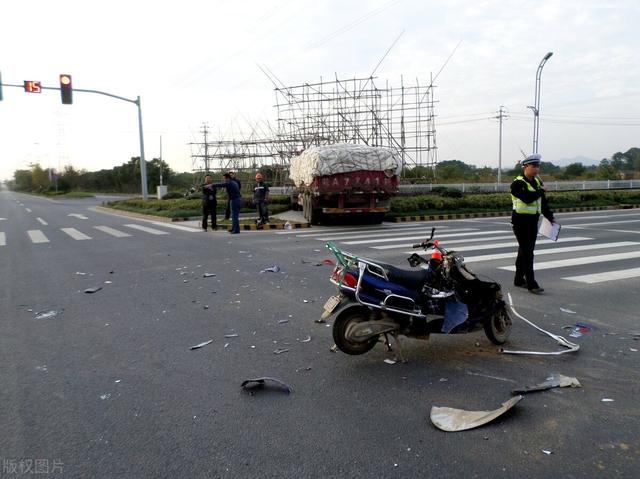 横穿马路碾压身亡:电瓶车横穿马路与小车相撞，两人当场死亡，责任会如何划分