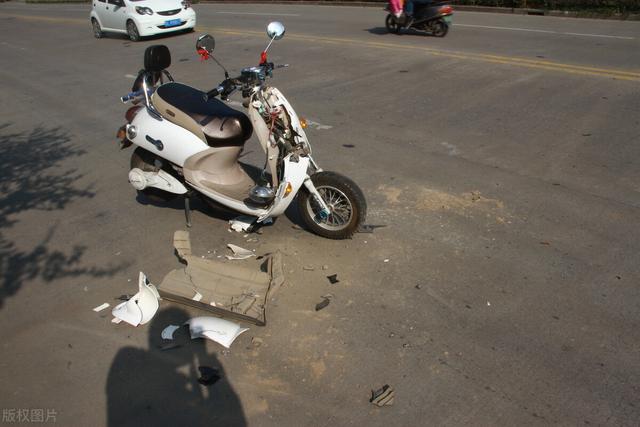 横穿马路碾压身亡:电瓶车横穿马路与小车相撞，两人当场死亡，责任会如何划分