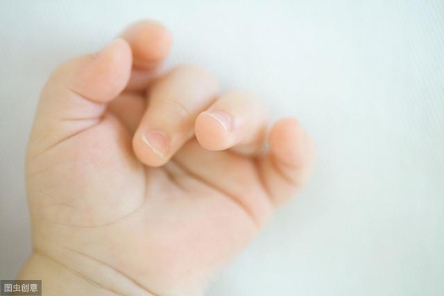 喜欢咬指甲是什么原因，两岁多的孩子最近突然爱咬手指甲是怎么回事